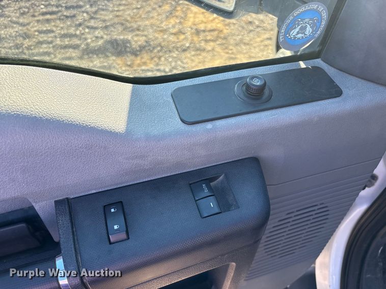 image for item EM6186 2011 Ford F350 Super Duty flatbed pickup truck