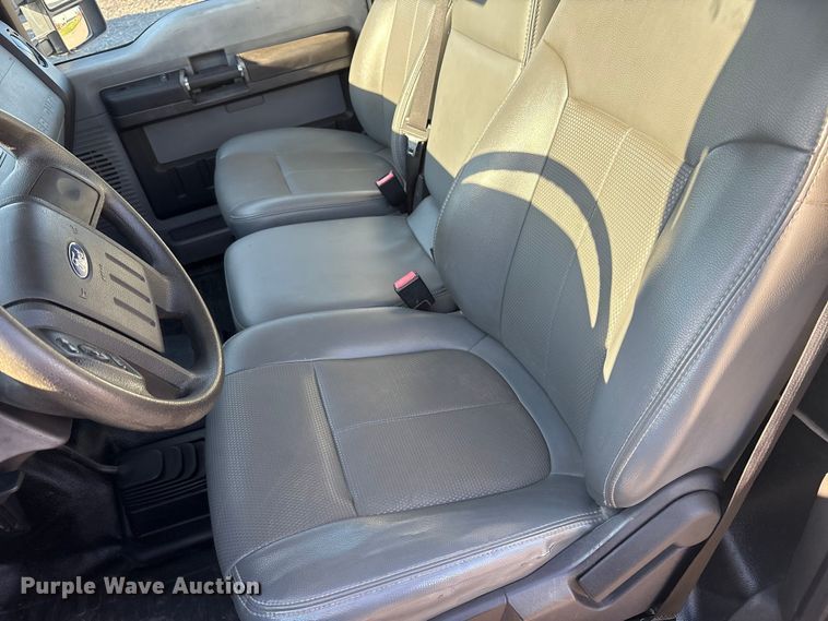 image for item EM6186 2011 Ford F350 Super Duty flatbed pickup truck