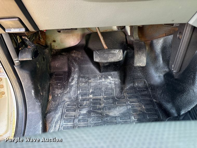 image for item EM6186 2011 Ford F350 Super Duty flatbed pickup truck