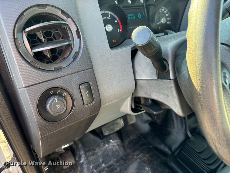 image for item EM6186 2011 Ford F350 Super Duty flatbed pickup truck