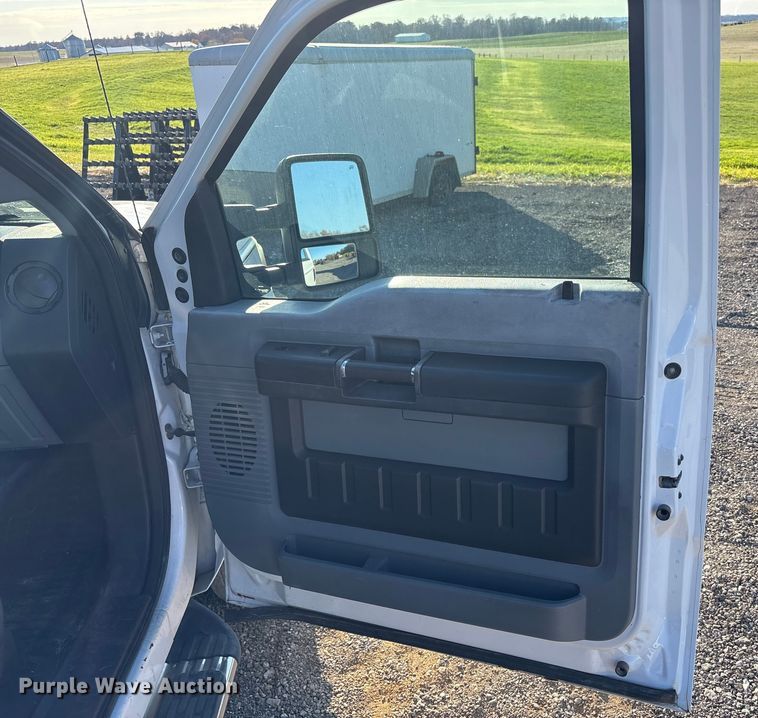 image for item EM6186 2011 Ford F350 Super Duty flatbed pickup truck