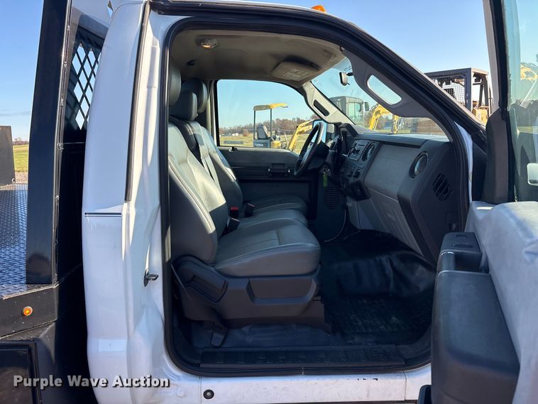 image for item EM6186 2011 Ford F350 Super Duty flatbed pickup truck