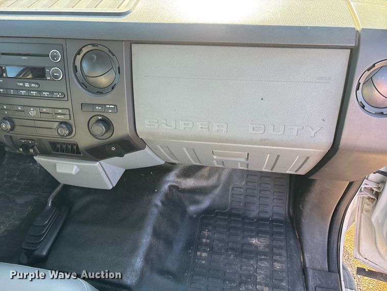 image for item EM6186 2011 Ford F350 Super Duty flatbed pickup truck