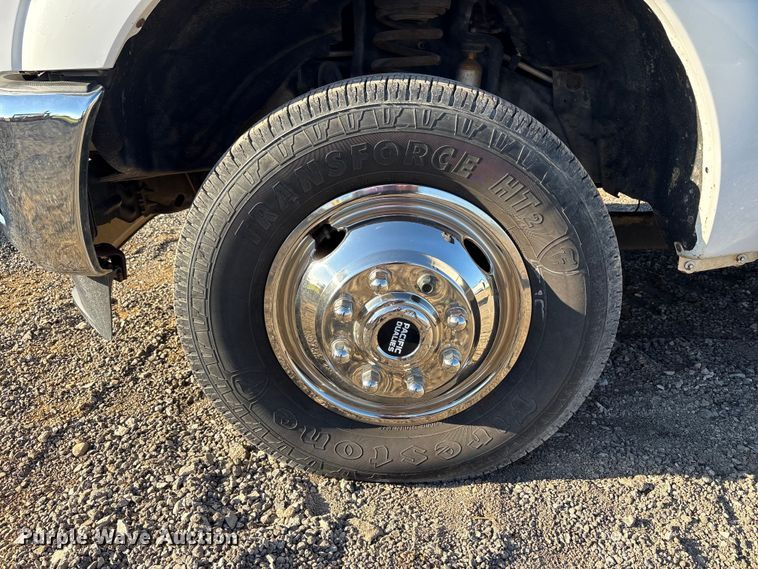 image for item EM6186 2011 Ford F350 Super Duty flatbed pickup truck