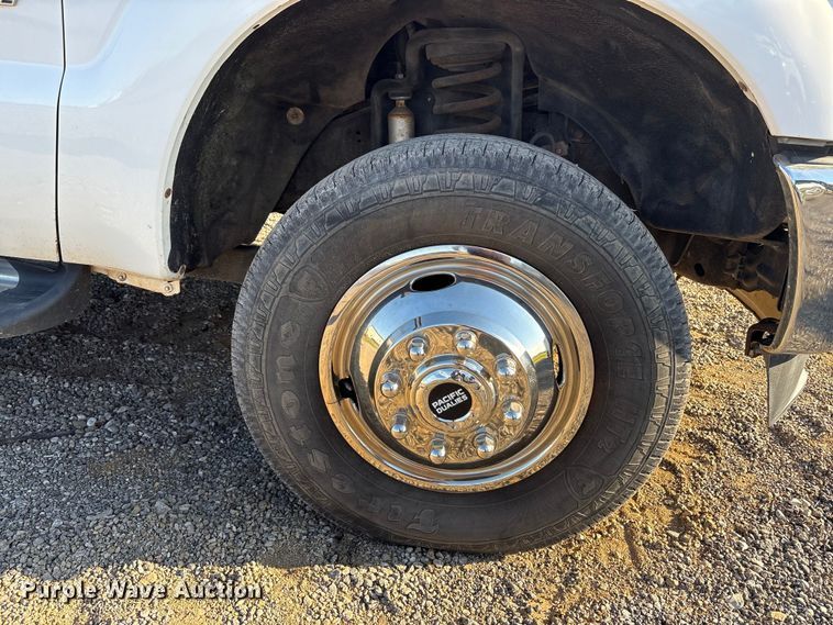 image for item EM6186 2011 Ford F350 Super Duty flatbed pickup truck