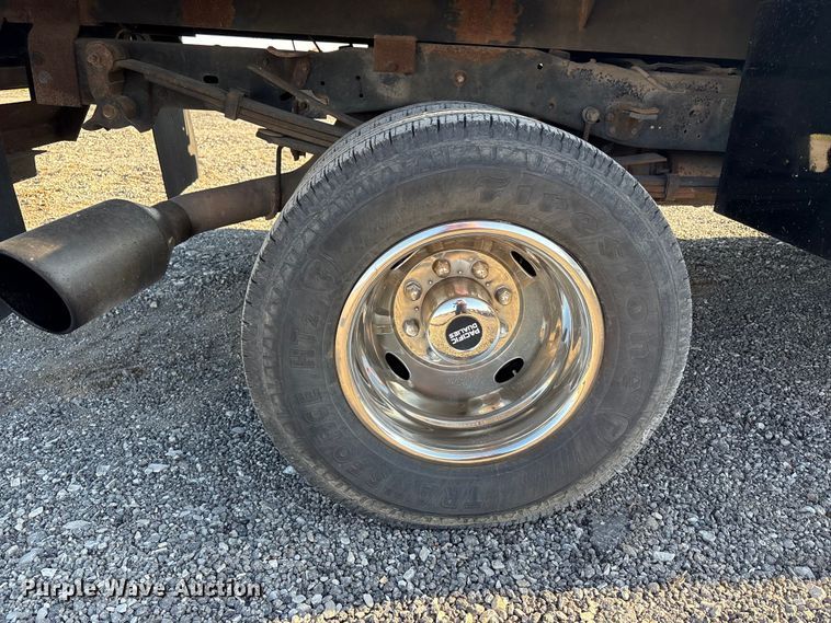 image for item EM6186 2011 Ford F350 Super Duty flatbed pickup truck