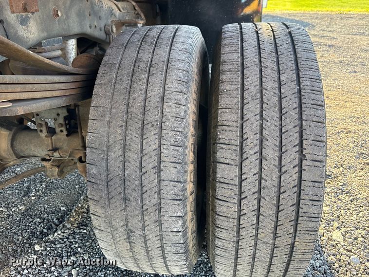 image for item EM6186 2011 Ford F350 Super Duty flatbed pickup truck