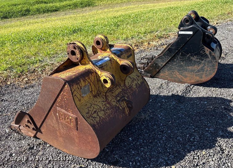 image for item EM6191 (2) Caterpillar excavator buckets
