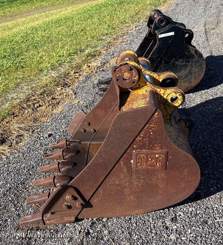 image for item EM6191 (2) Caterpillar excavator buckets