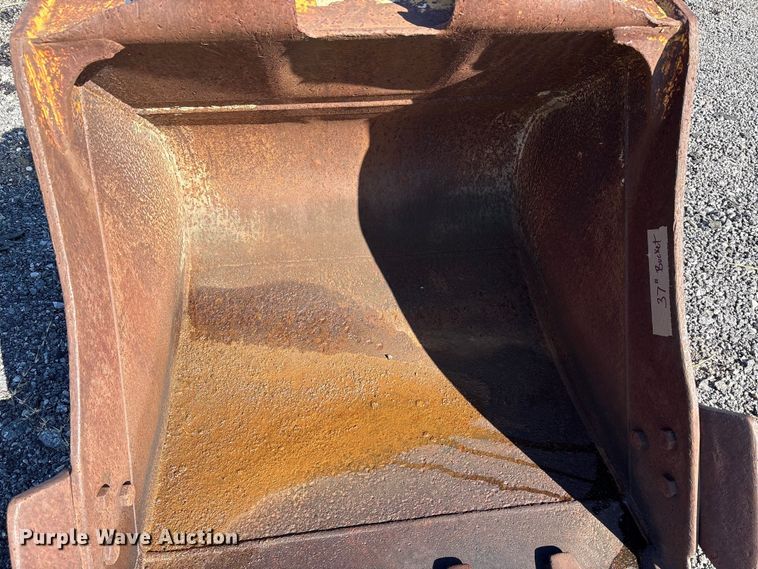 image for item EM6191 (2) Caterpillar excavator buckets