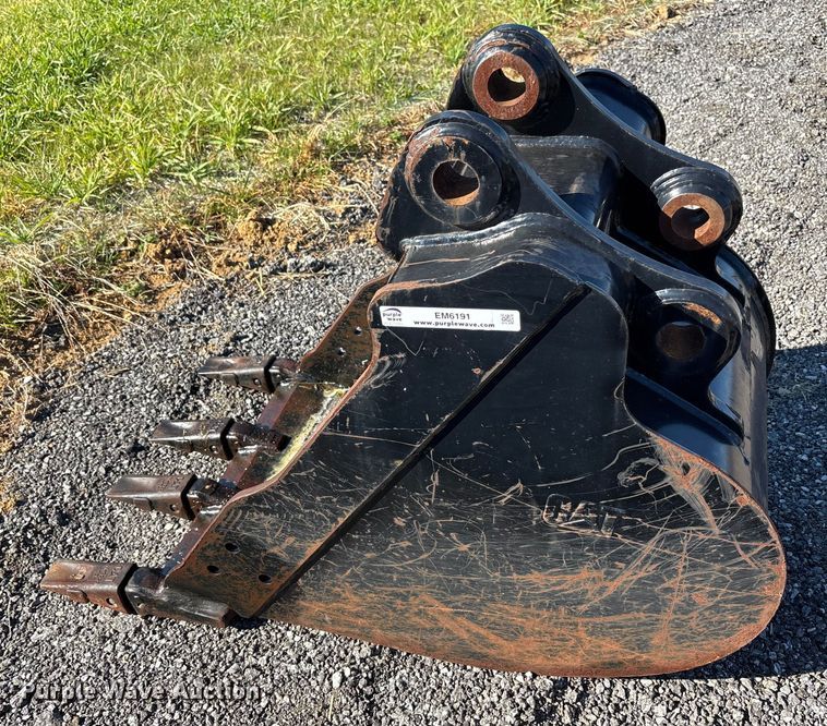 image for item EM6191 (2) Caterpillar excavator buckets