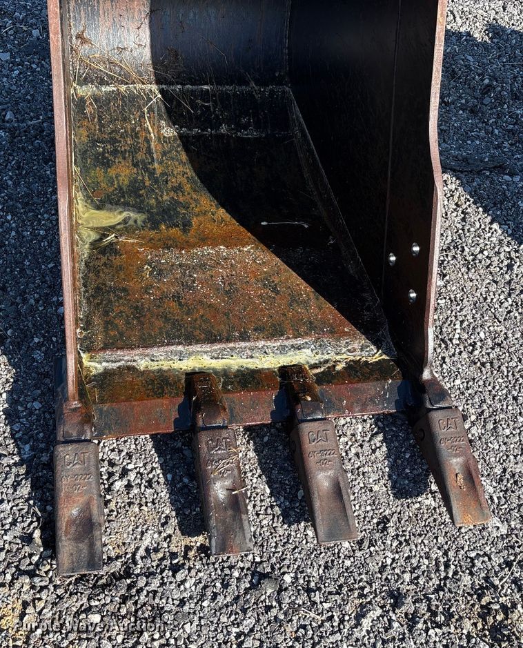 image for item EM6191 (2) Caterpillar excavator buckets