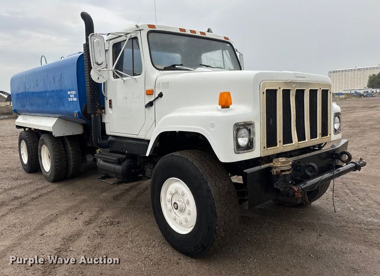 image for item EM8405 1991 International F2574 water truck