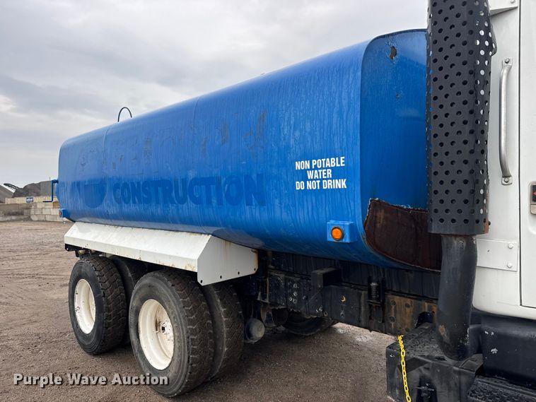 image for item EM8405 1991 International F2574 water truck