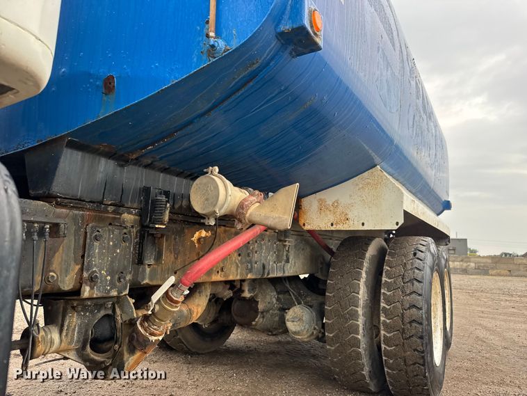 image for item EM8405 1991 International F2574 water truck