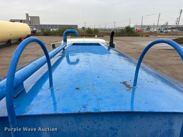 image for item EM8405 1991 International F2574 water truck