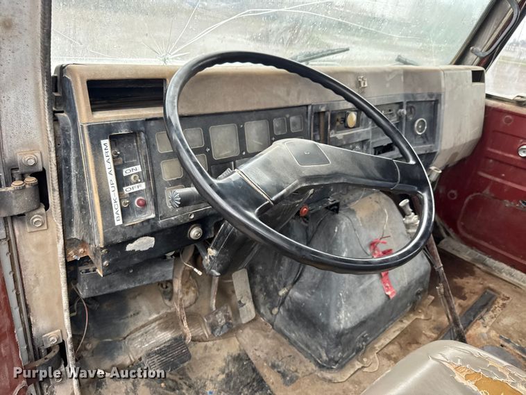 image for item EM8405 1991 International F2574 water truck