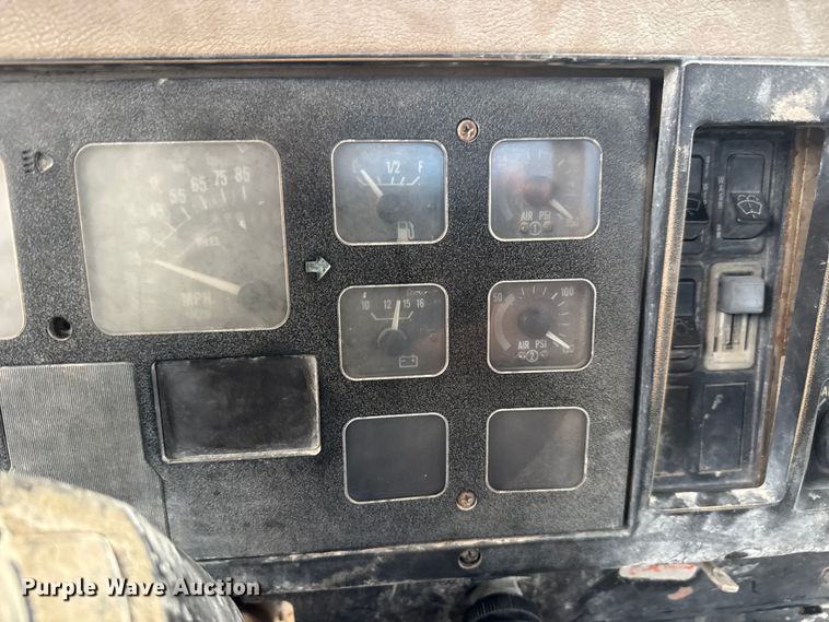 image for item EM8405 1991 International F2574 water truck