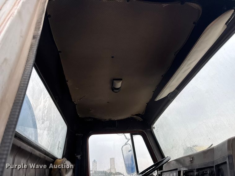 image for item EM8405 1991 International F2574 water truck