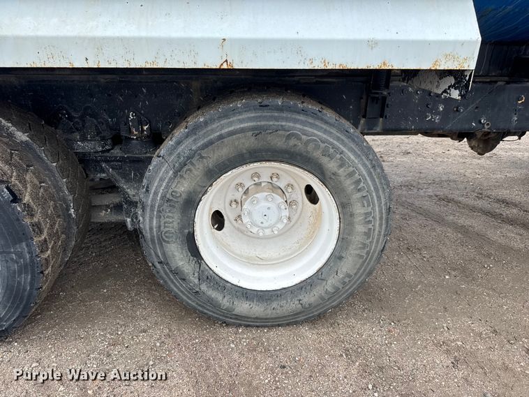 image for item EM8405 1991 International F2574 water truck