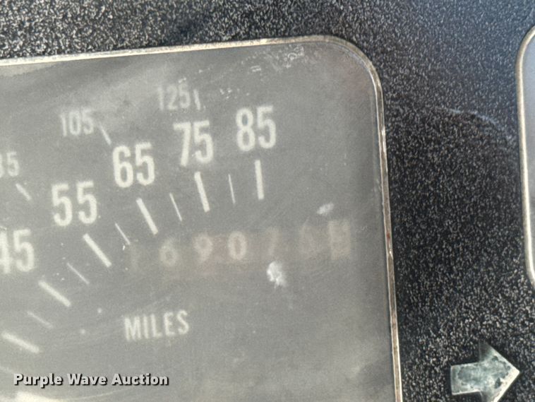 image for item EM8405 1991 International F2574 water truck