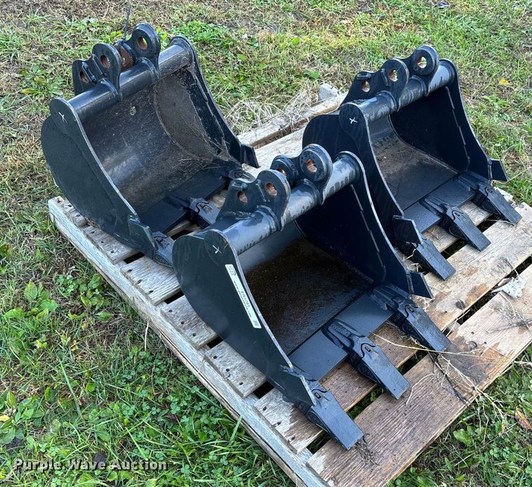 image for item EN5781 (3) excavator buckets