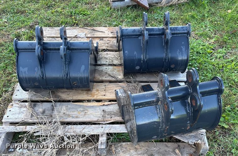 image for item EN5781 (3) excavator buckets