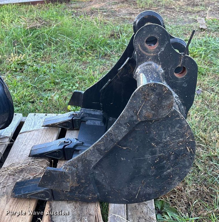 image for item EN5781 (3) excavator buckets