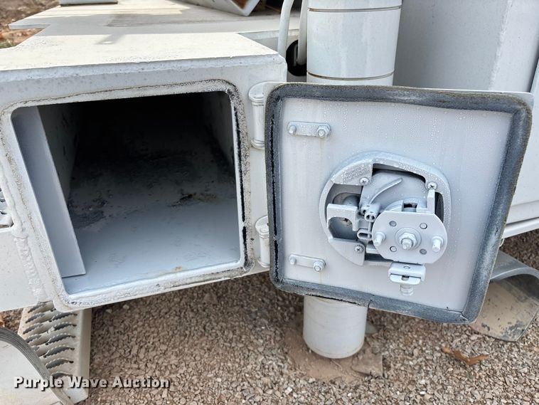 image for item EN5813 2012 IMT D0M1S3 J781688 service bed