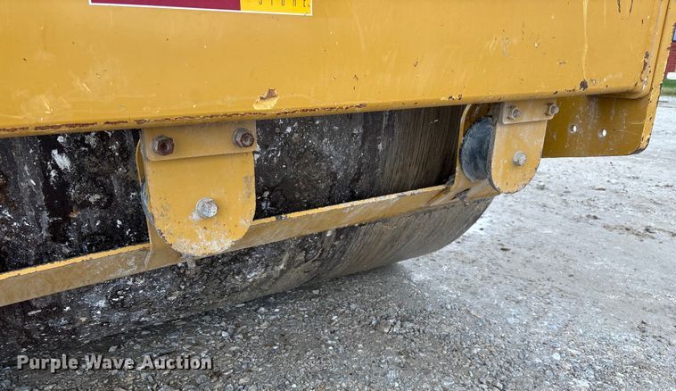 image for item EN5843 2016 Caterpillar CS54B single drum roller