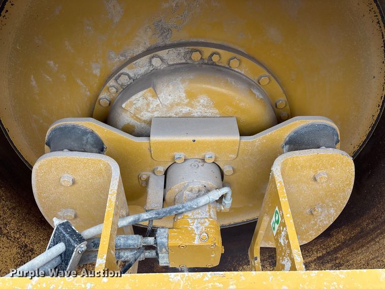 image for item EN5843 2016 Caterpillar CS54B single drum roller