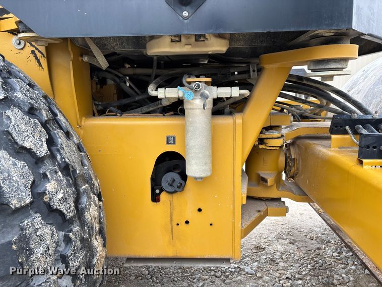 image for item EN5843 2016 Caterpillar CS54B single drum roller