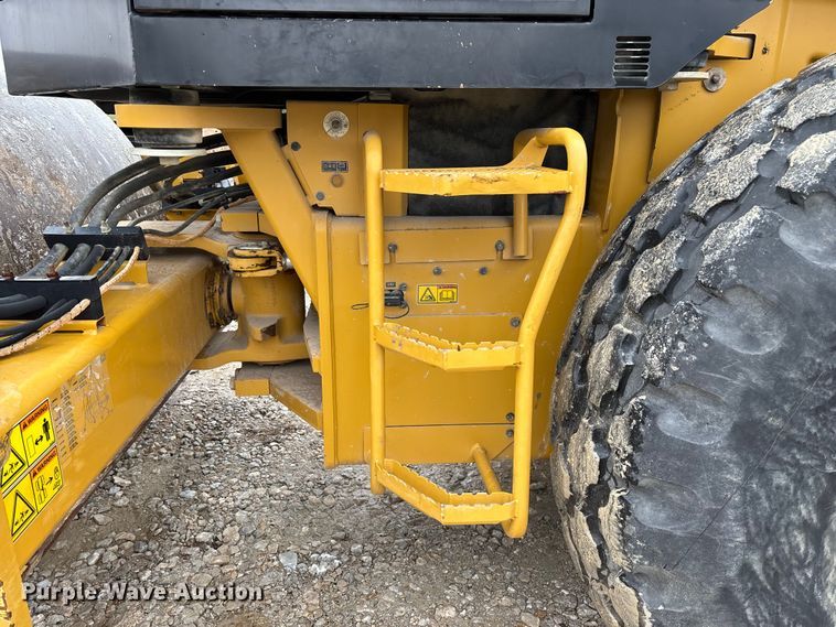 image for item EN5843 2016 Caterpillar CS54B single drum roller