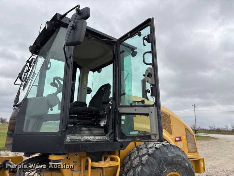 image for item EN5843 2016 Caterpillar CS54B single drum roller