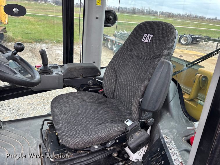 image for item EN5843 2016 Caterpillar CS54B single drum roller