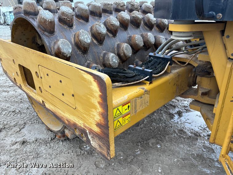 image for item EN5844 2015 Caterpillar CP54B single drum roller