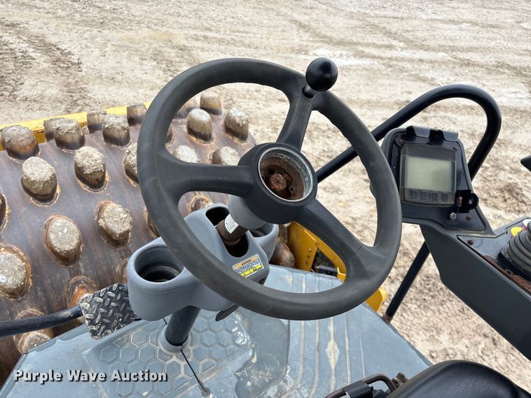 image for item EN5844 2015 Caterpillar CP54B single drum roller