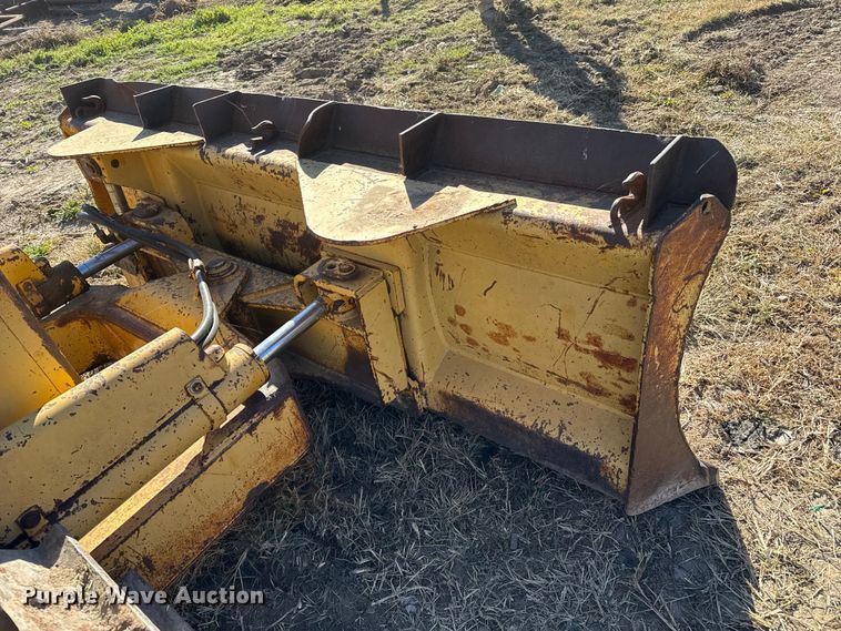 image for item EP0963 1989 John Deere 400G dozer