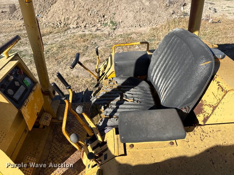 image for item EP0963 1989 John Deere 400G dozer