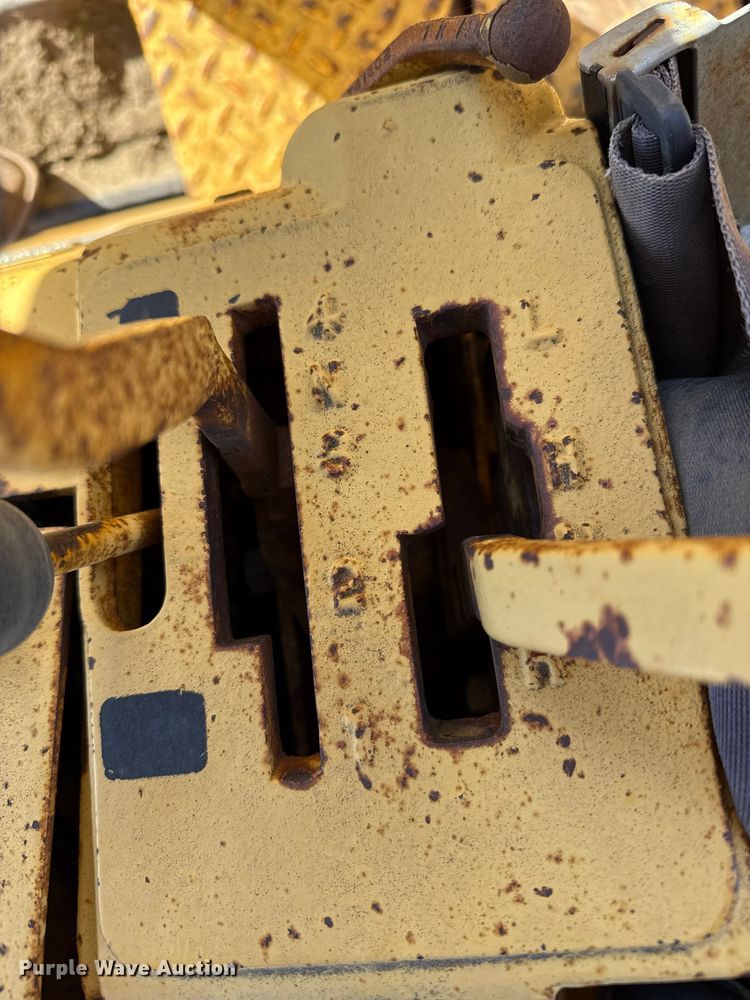 image for item EP0963 1989 John Deere 400G dozer