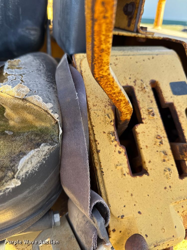 image for item EP0963 1989 John Deere 400G dozer