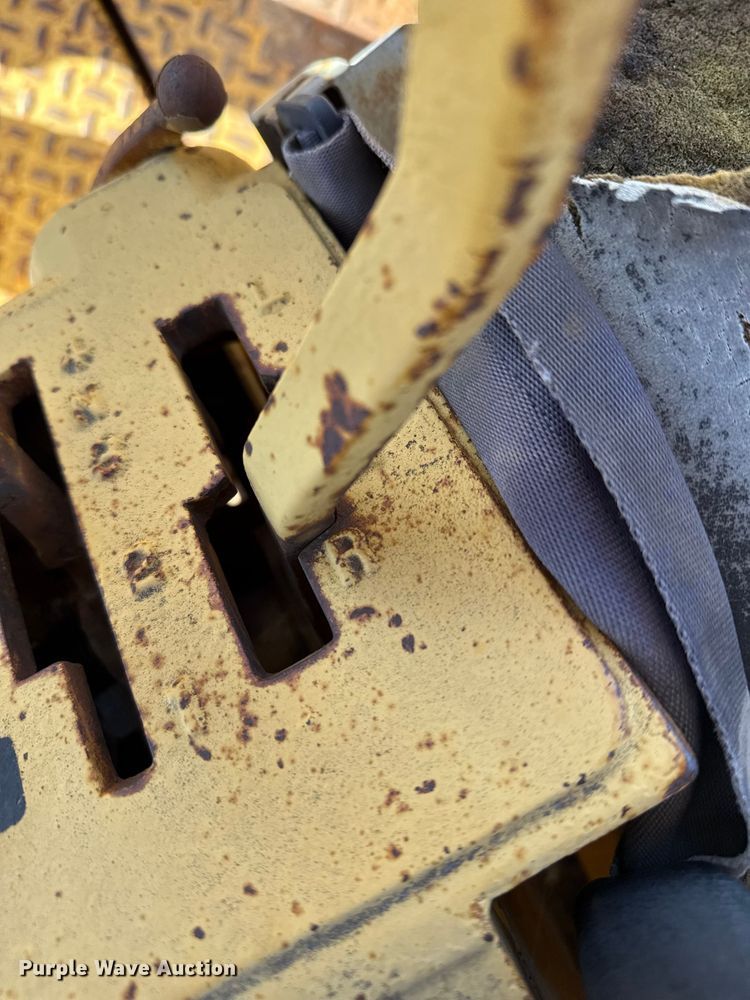 image for item EP0963 1989 John Deere 400G dozer