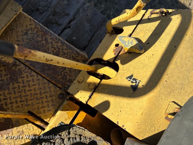 image for item EP0963 1989 John Deere 400G dozer