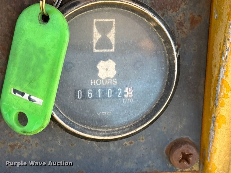 image for item EP0963 1989 John Deere 400G dozer