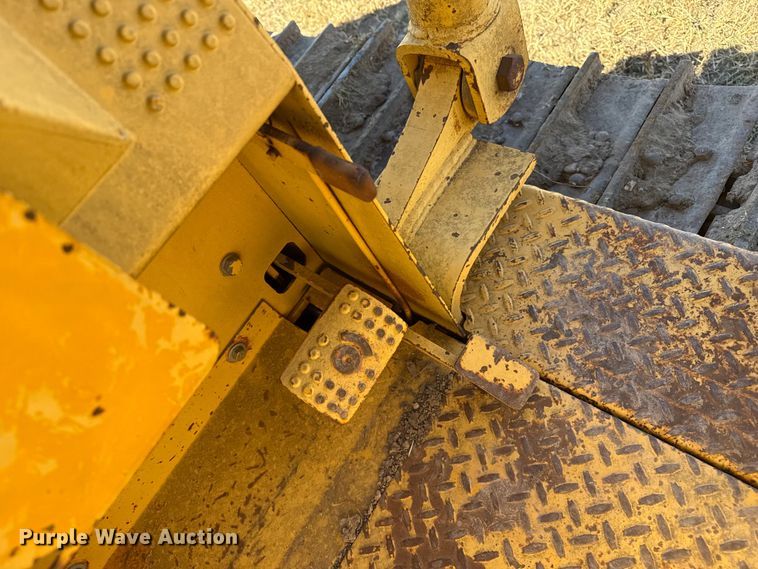 image for item EP0963 1989 John Deere 400G dozer