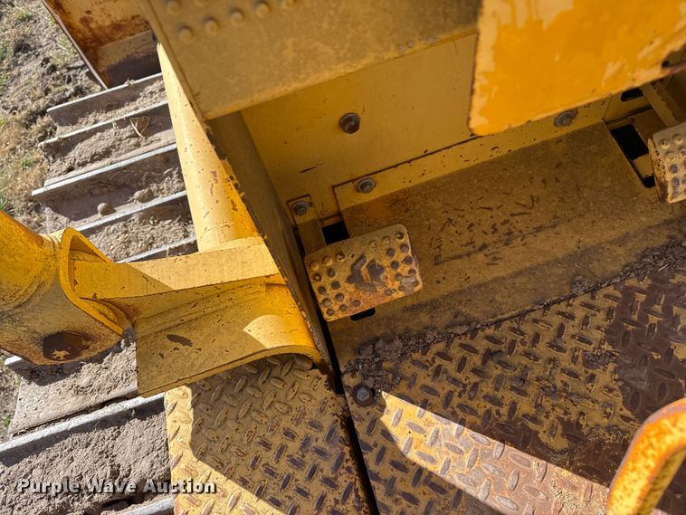 image for item EP0963 1989 John Deere 400G dozer