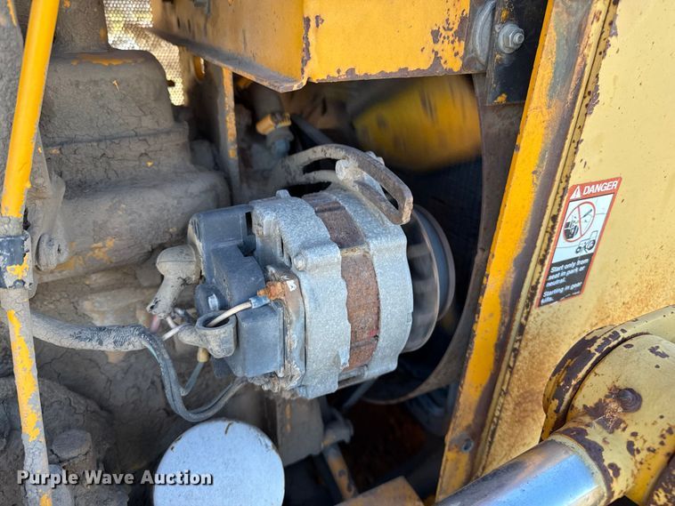 image for item EP0963 1989 John Deere 400G dozer