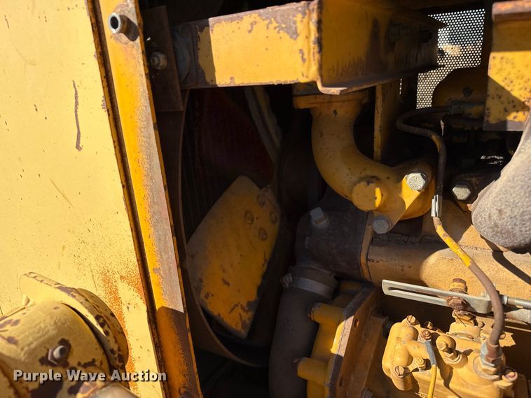 image for item EP0963 1989 John Deere 400G dozer