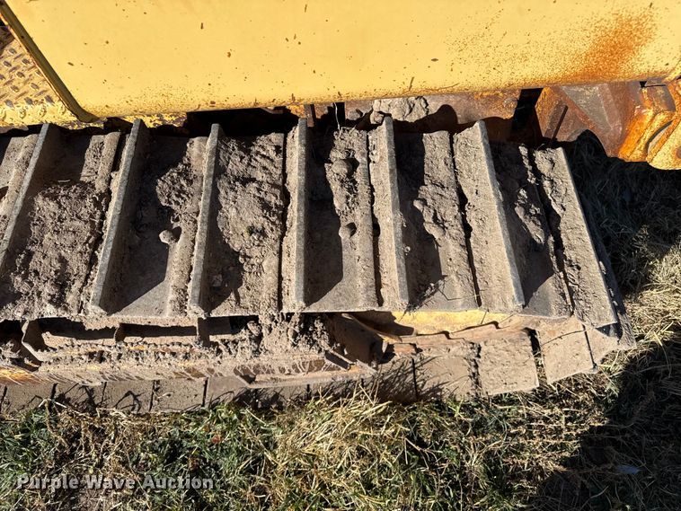 image for item EP0963 1989 John Deere 400G dozer