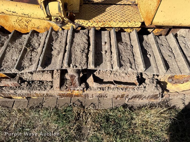 image for item EP0963 1989 John Deere 400G dozer